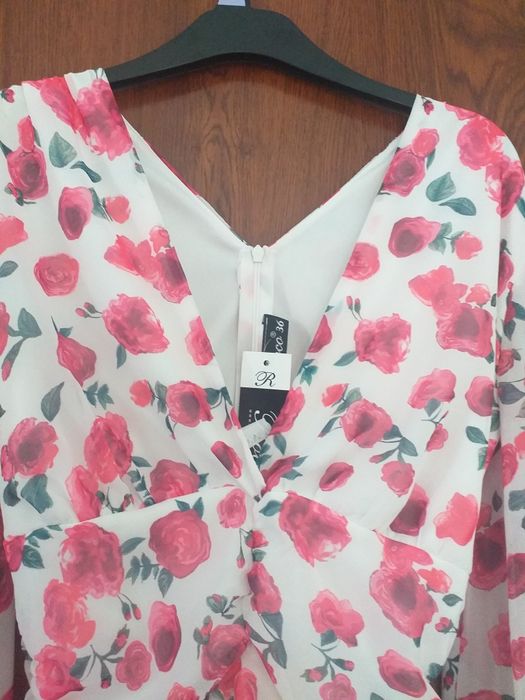 Elegancka, krótka, marszczona sukienka w kwiaty, rozmiar S