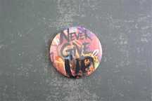 Przypinka pin graffiti "Never Give Up"