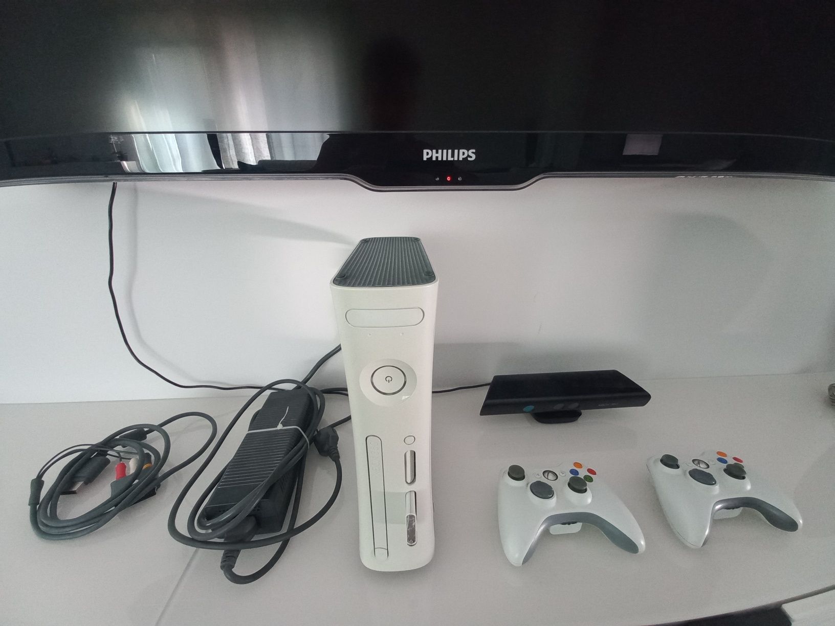 Xbox 360 com disco 250gb, Kinect, 2 comandos a pilhas e Jogos