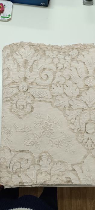 Toalha de mesa bordada à mão
