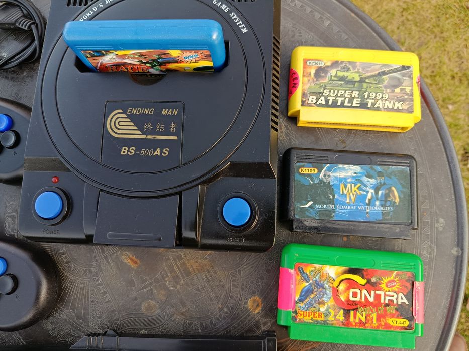 Konsola BS-500AS wraz z akcesoriami, jak na zdjęciach.