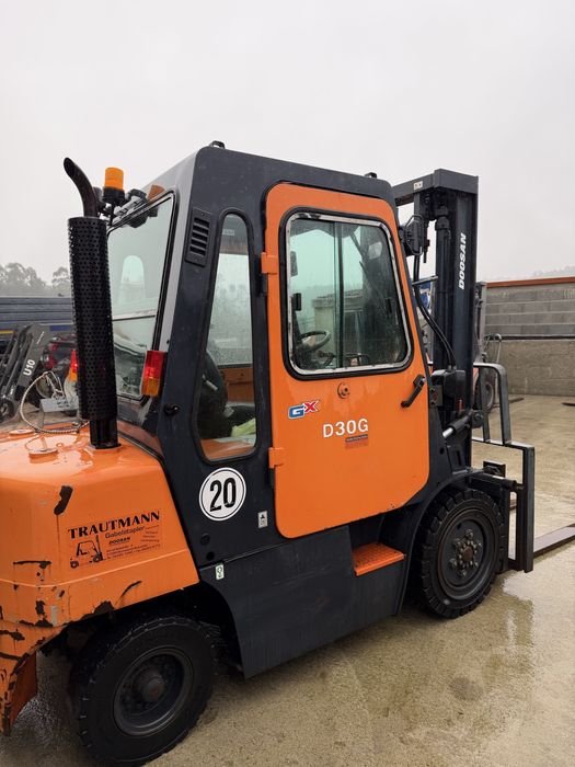 Empilhador Doosan cabinado 3 T