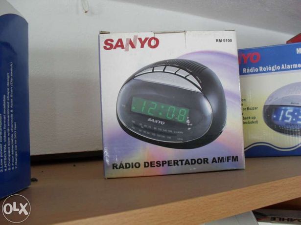 Radio despertador Sanyo novo