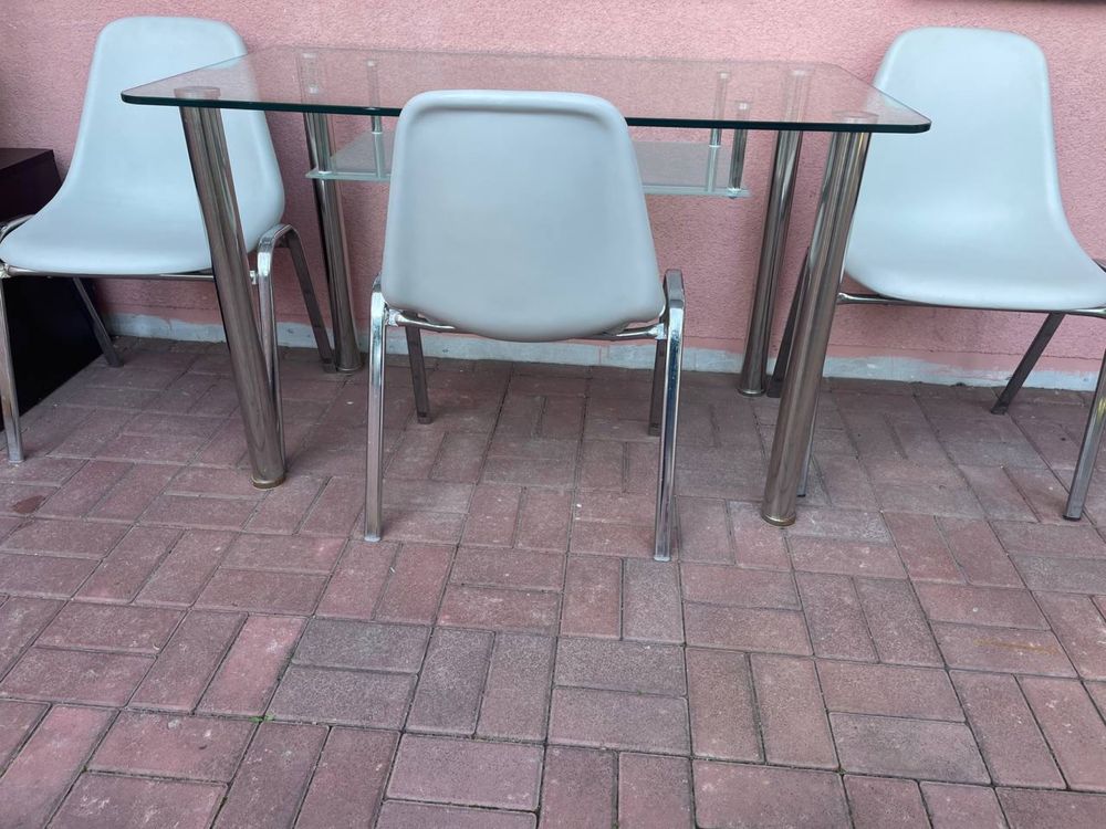 Sprzedam komplet stół z 3 krzesłami.Stolik na terase, jadalni. kuchni.