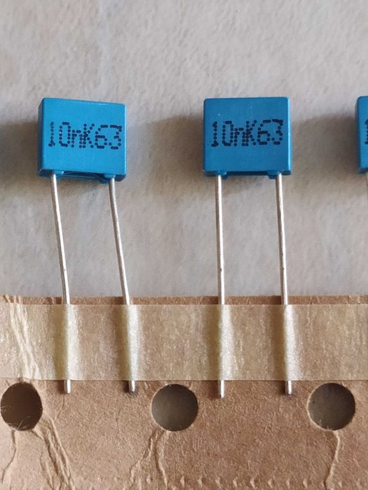 Продаються конденсатори .