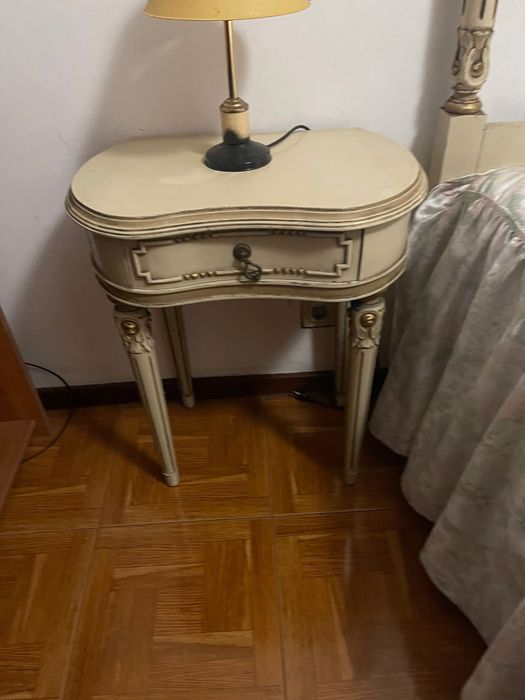 Conjunto de quarto antigo e sofá