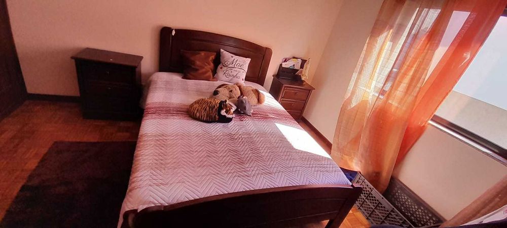 Cama e mesas de cabeceira