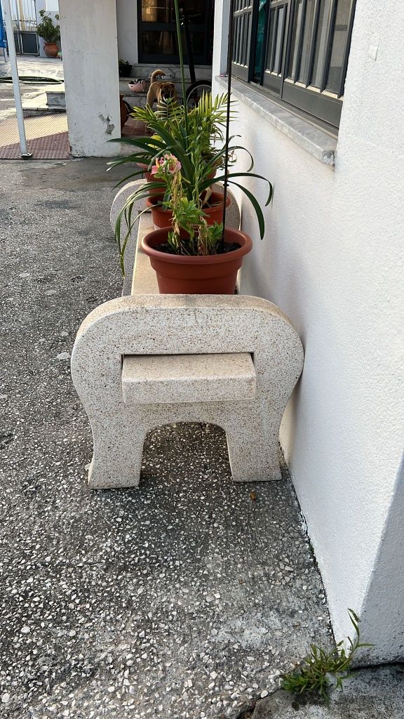 Vende se um jogo de mesa com três bancos  para jardim