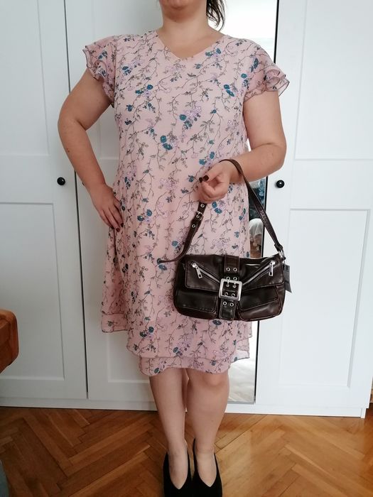 Sukienka w kwiatowe wzory