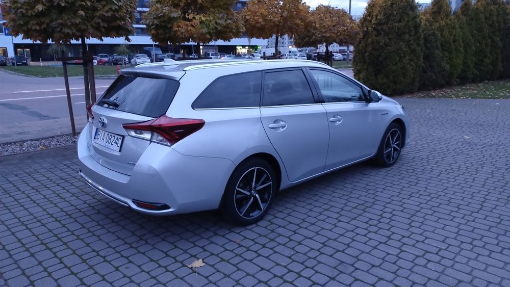 Toyota Auris 1,8 hybryda Salon PL