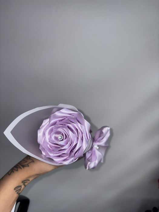 Wieczne róże ze wstążki satynowej