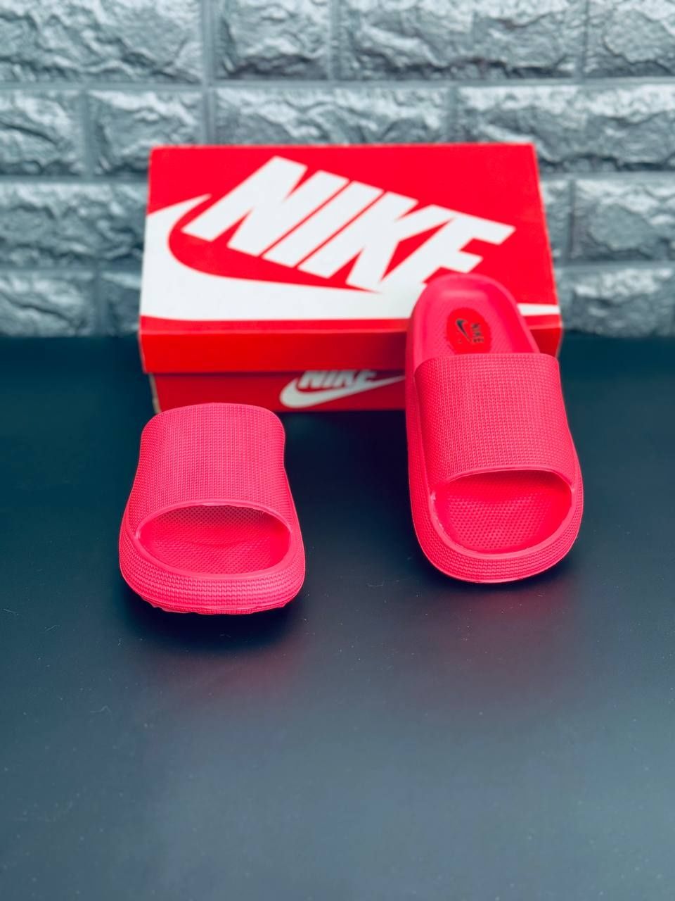 Женские шлёпанцы Nike тапочки уличные Найк червоного цвета 36-41