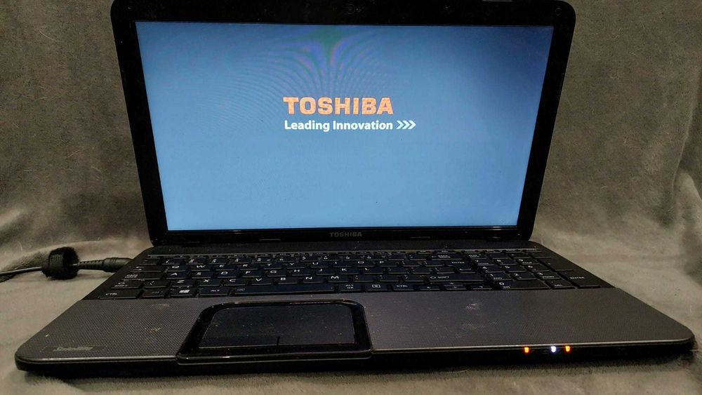 Laptop Toshiba Satellite C855-283 i3-3120M/8GB/512/DVD-RW/Win8 Srebrny