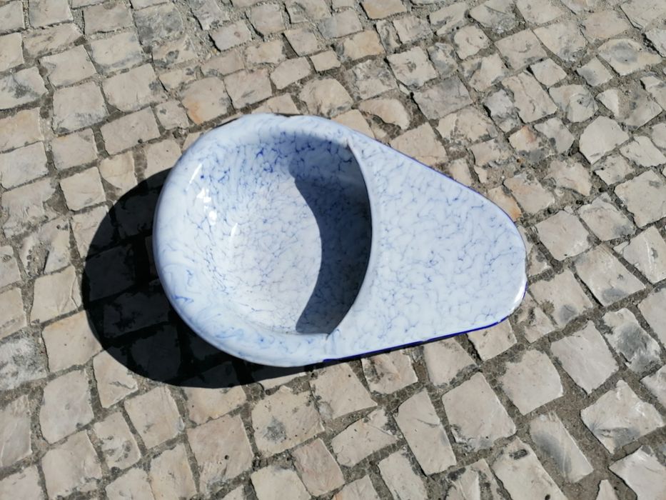 Arrastadeira em esmalte azul e branca antiga