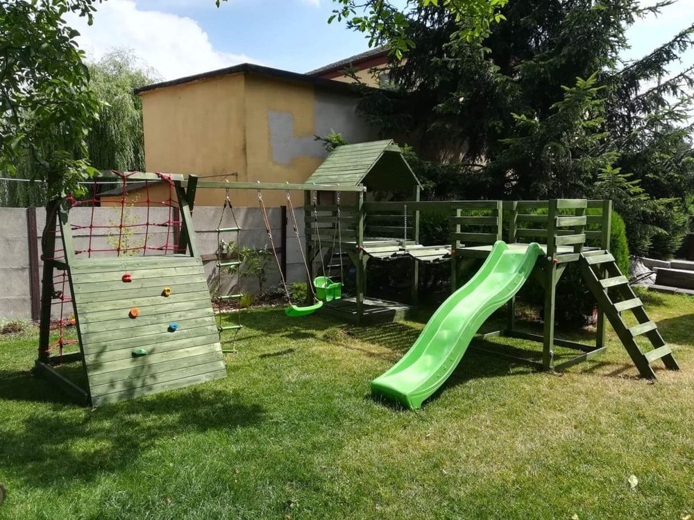 Plac zabaw mostek piaskownica scianka wspinaczkowa hustawki zjezdzalni