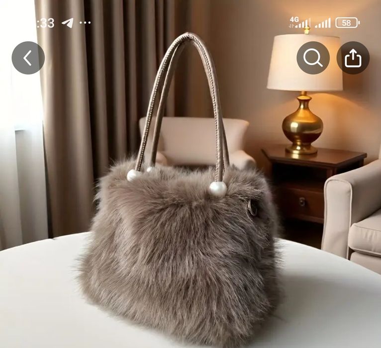 Жіноча сумка зі штучного хутра кольору кава з молоком