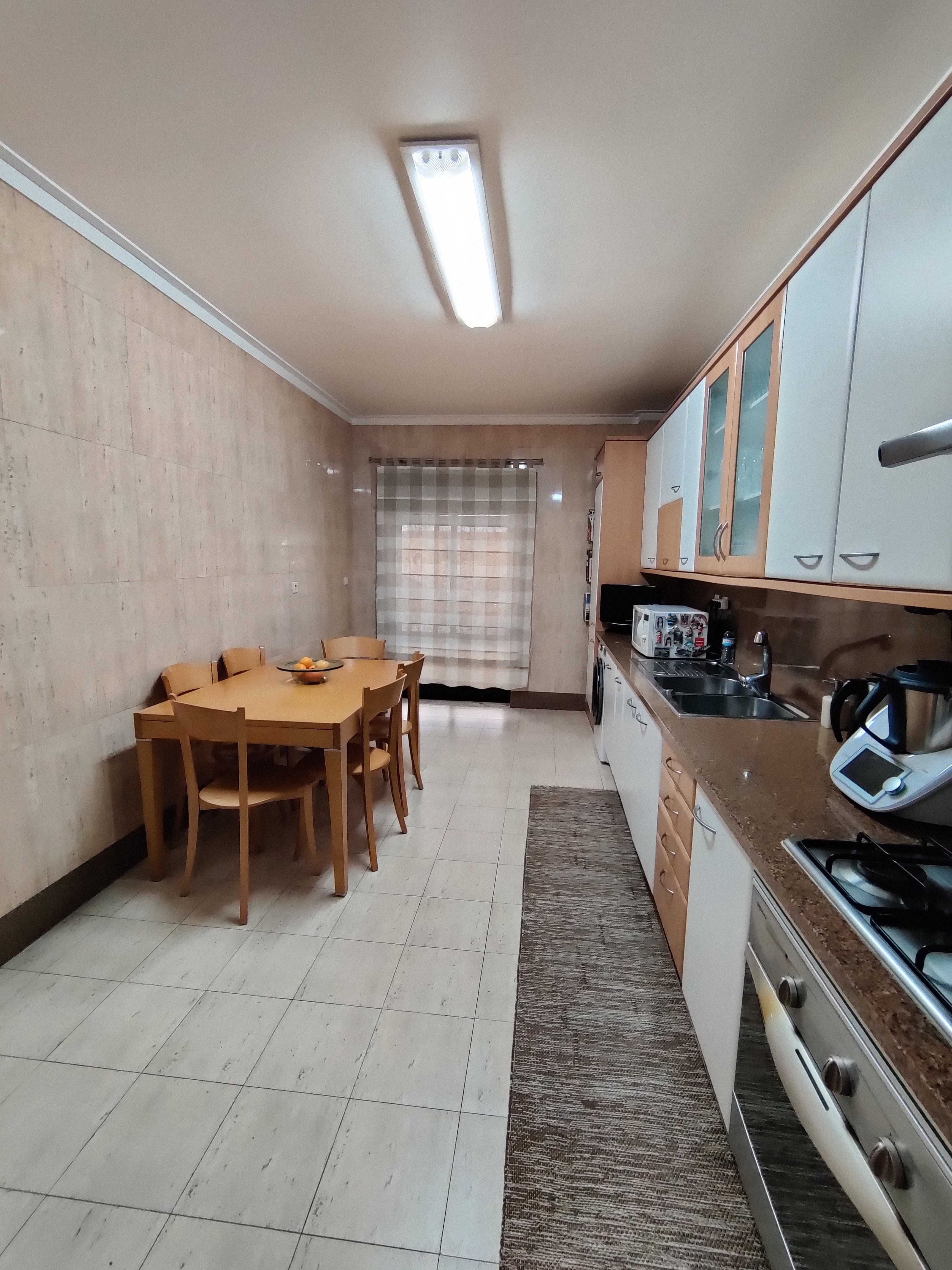 Apartamento T3 com terraço em zona nobre de Setúbal