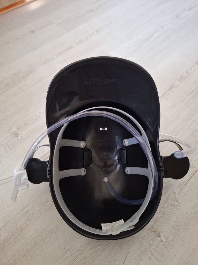 Czarny kask na napoje