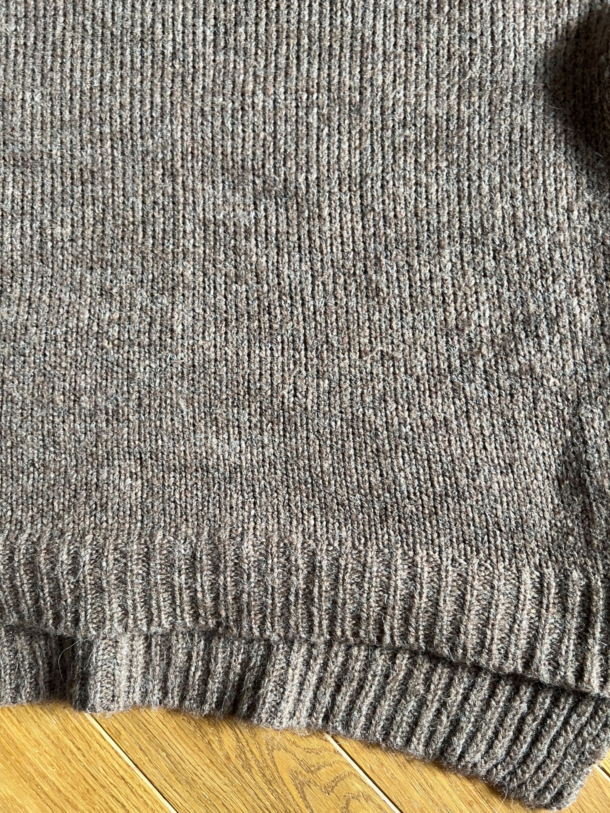 Brązowy wełniany sweter kolorowe pasy r uniwersalny