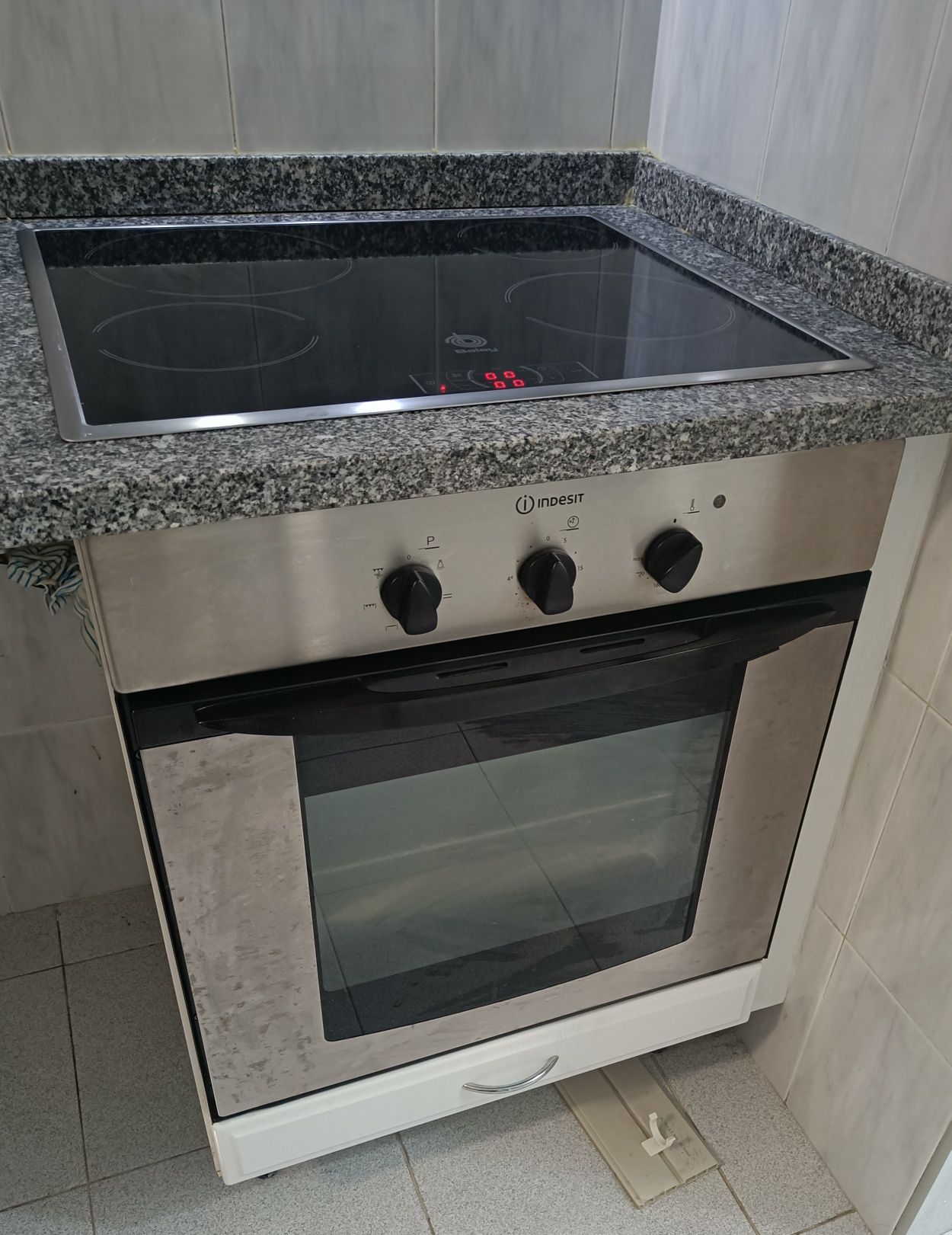 Conjunto Placa e Exaustor Balay c/ Forno Ventilado Indesit