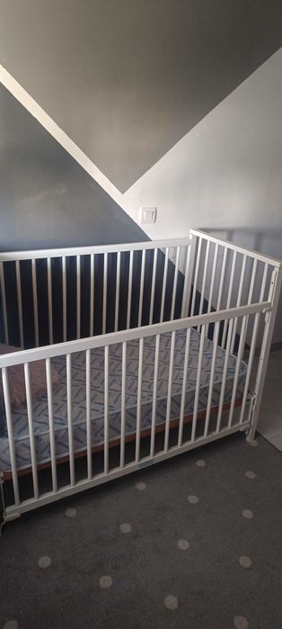 Cama de bebê em bom estado