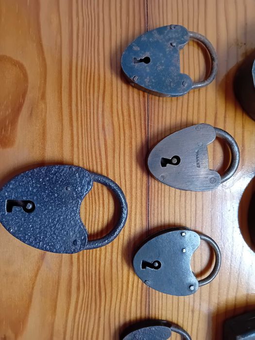 Lote de 9 cadeados antigos