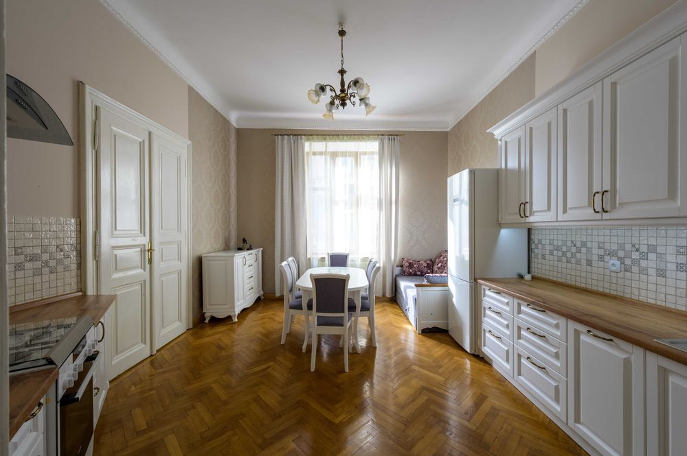 Оренда просторої 2к в історичному центрі.