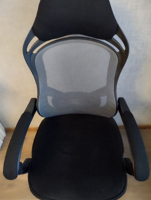 Офісне, комп'ютерне крісло.