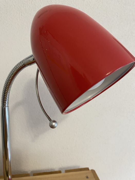 Lampka biurkowa czerwona