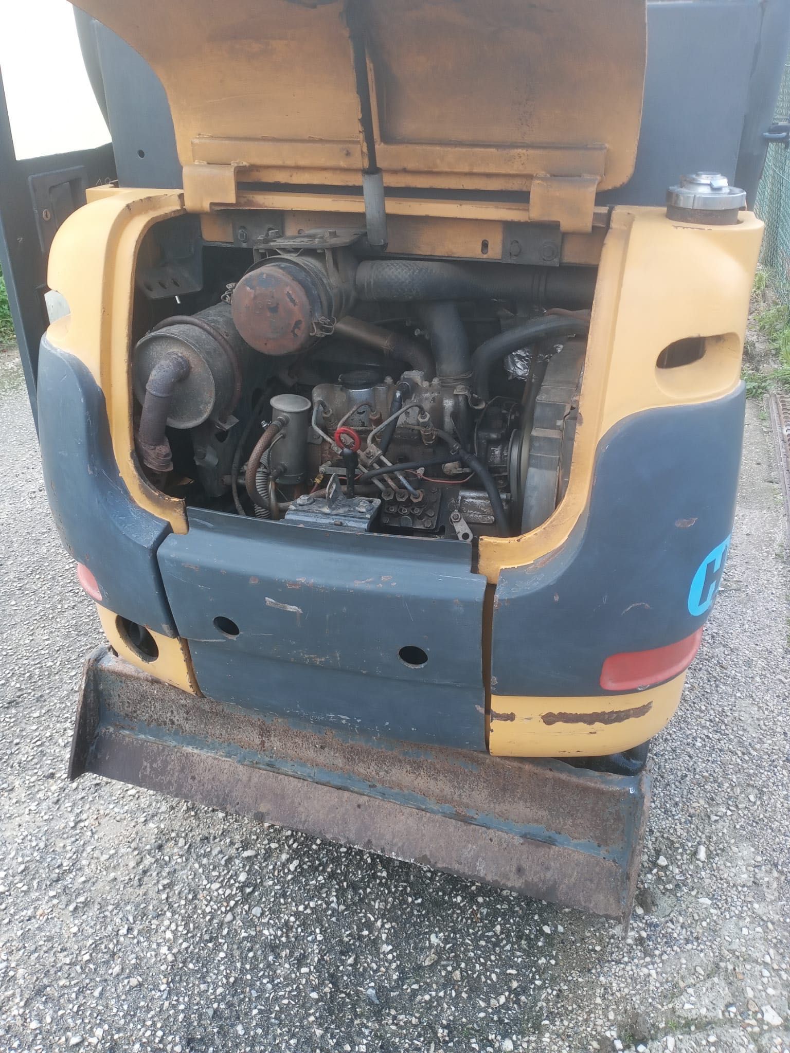 Mini giratória Hanix H15B