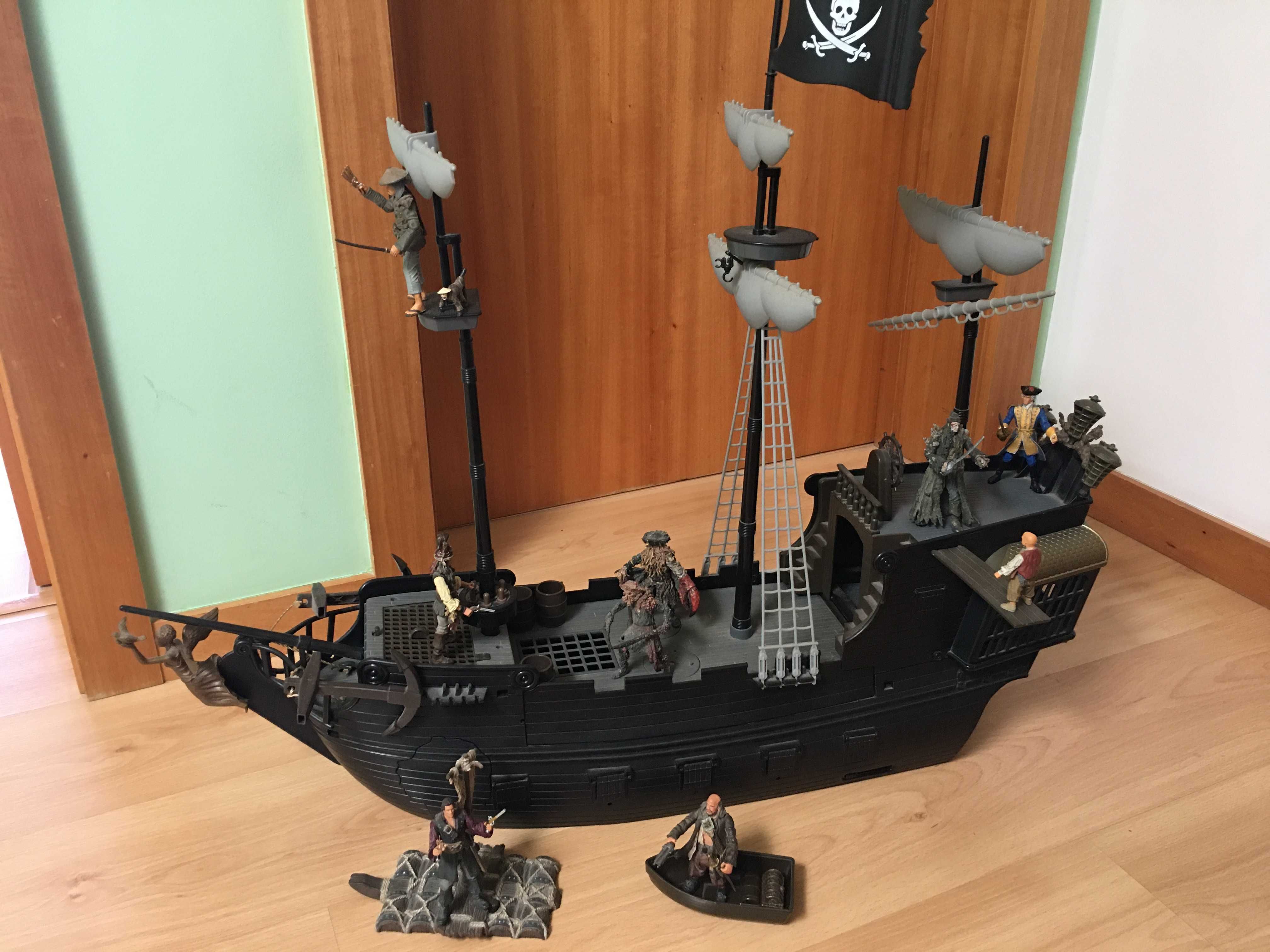 Pirates of the Caribbean Black Pearl + figuras extra e equipamentos