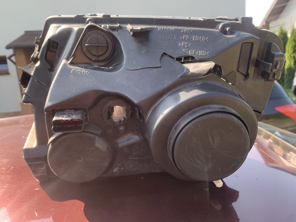 Lampa prawy przod dacia duster 1