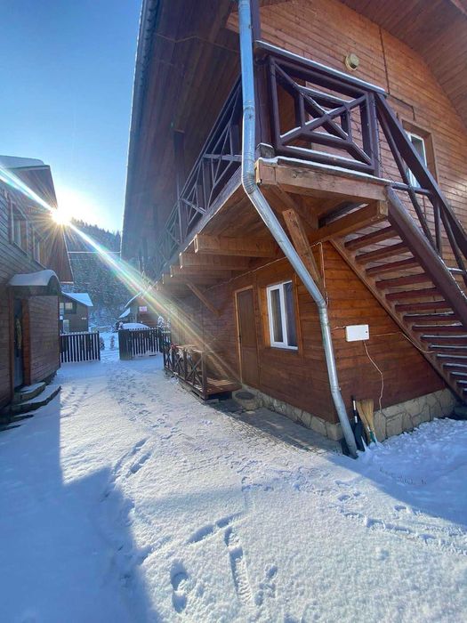 Апартаменти з кухнею на 3 особи. Поряд річка. Є сауна.