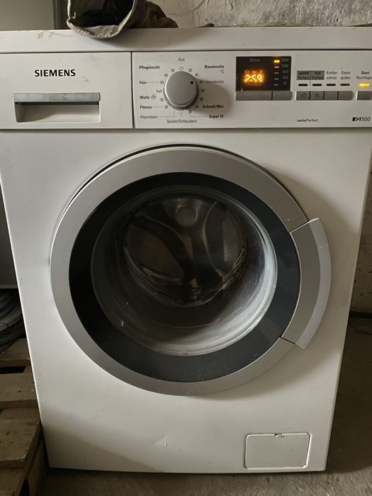 Пральна машина білого коляру