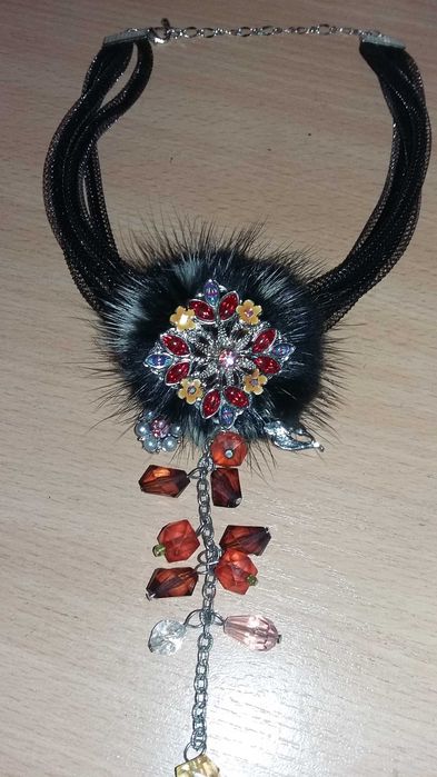 Кольє у вигляді брошки