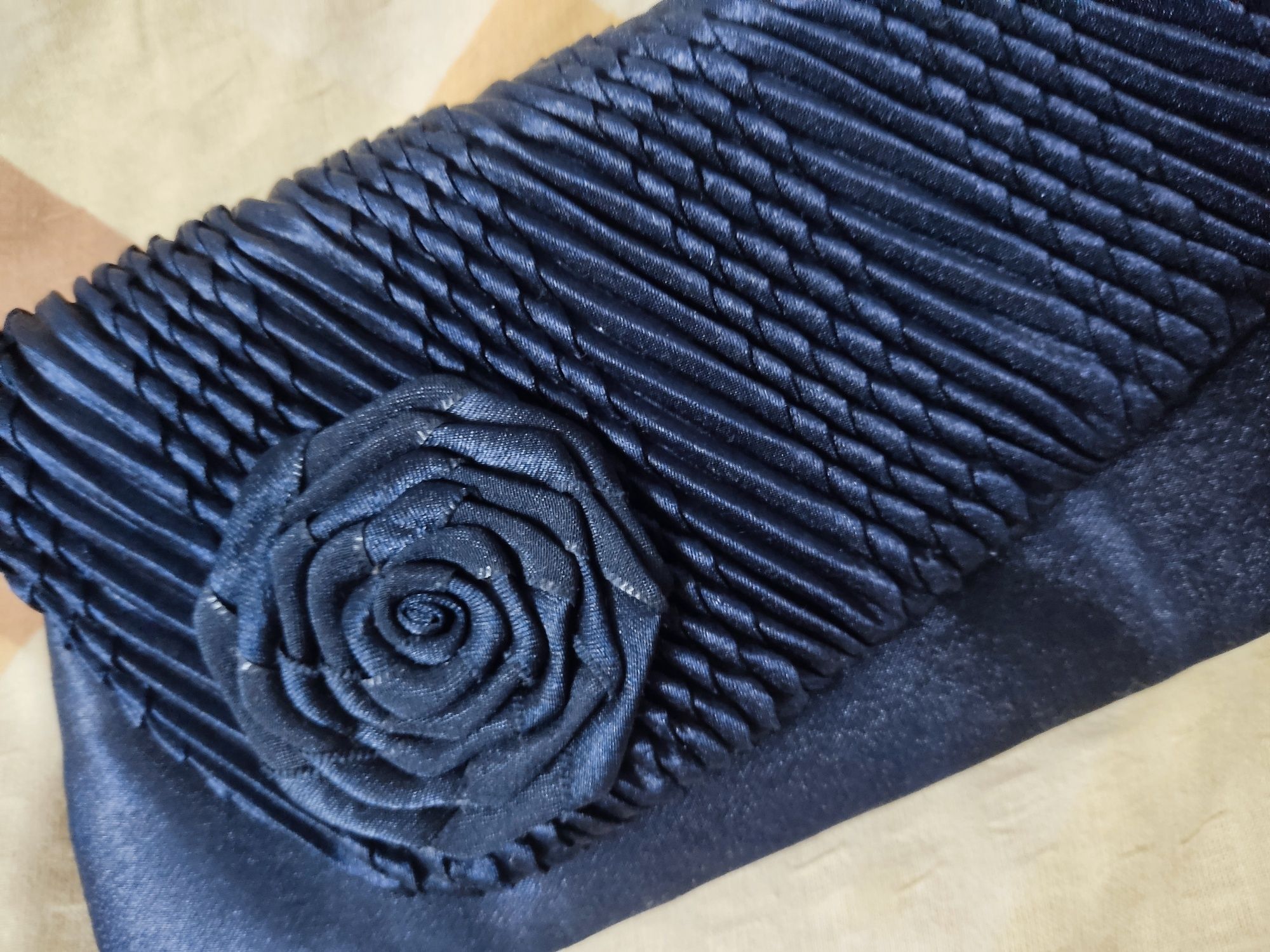Mała torebka kopertówka granatowa z kwiatem różą 3D