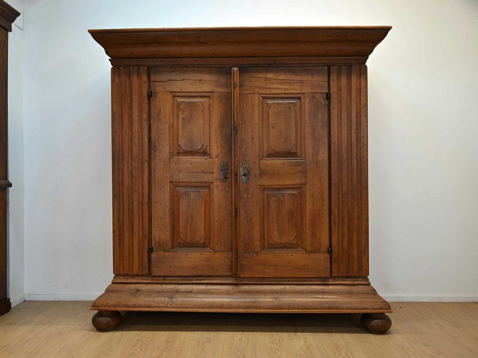 dwustuletnia okazała tradycyjna szafa kołkowana 082901