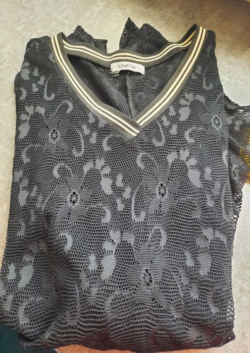 Czarna koronkowa tunika z dekoldem w serek L