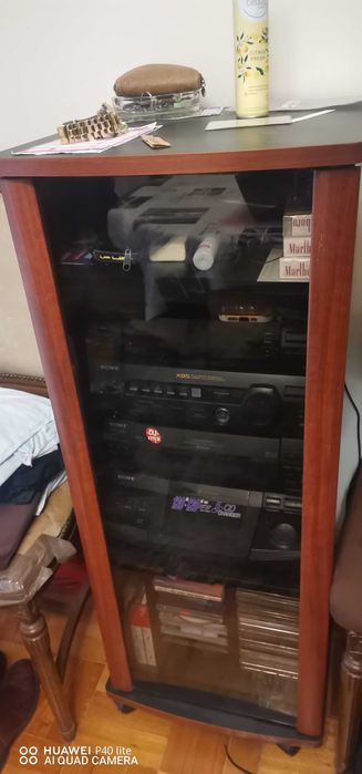 Aparelhagem Sony de 5 CD e dois leitores de cassetes.