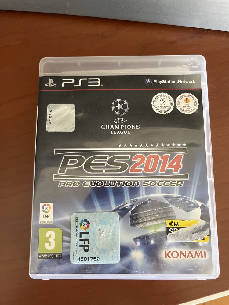Ps3 em bom estado com dois comandos e jogos pes 2014 e 2015