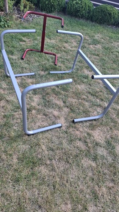 metalowy stelaż, prawdopodobnie stanowiący podstawę lub element konstr