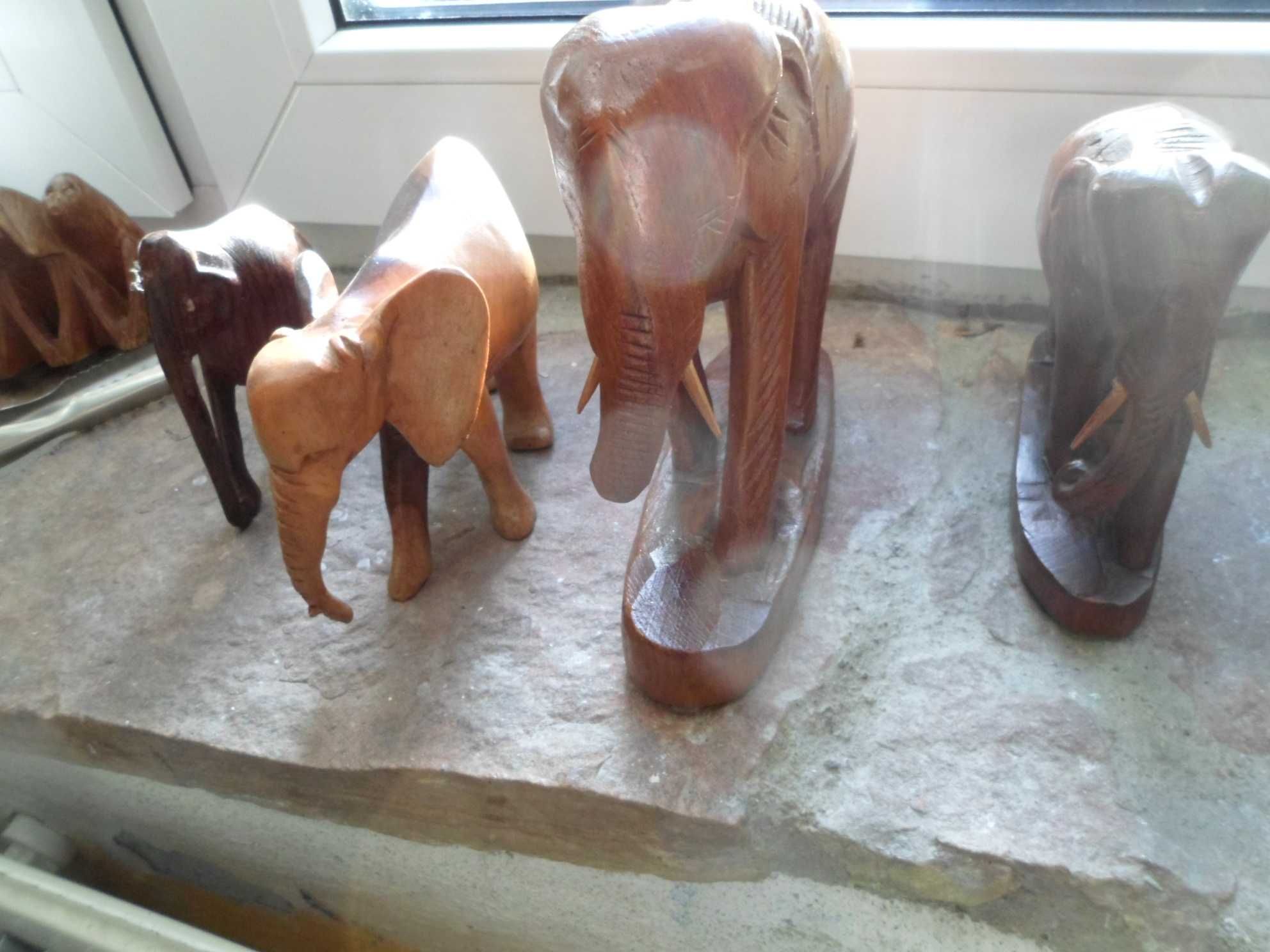 drewniane rzeżby słoni ,małpy i butelka w skórze /za całość
