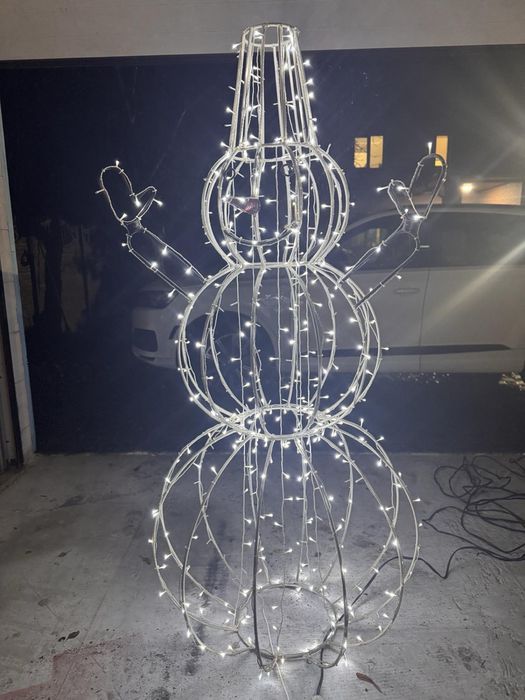 Шикарний дворовий (можна і для дому) сніговик з гирляндою 2м