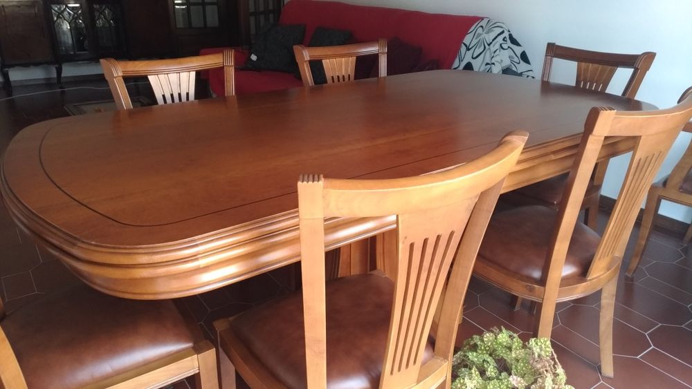Mesa de sala em madeira de cerejeira  cadeiras.