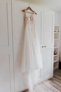 Suknia ślubna z trenem i długim welonem