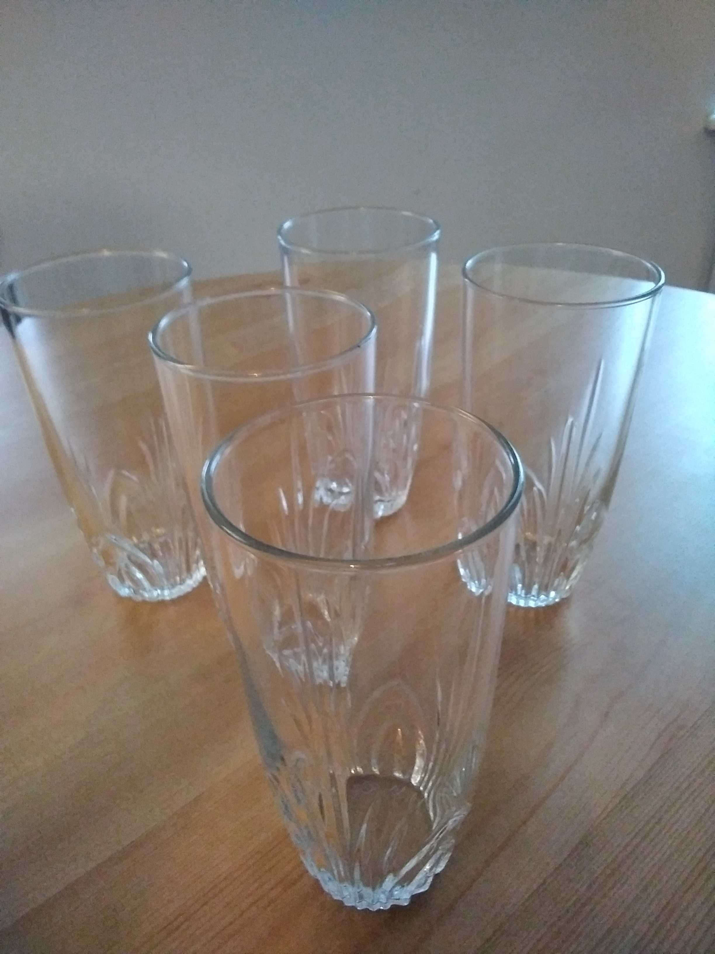 Pięć wysokich szklanek