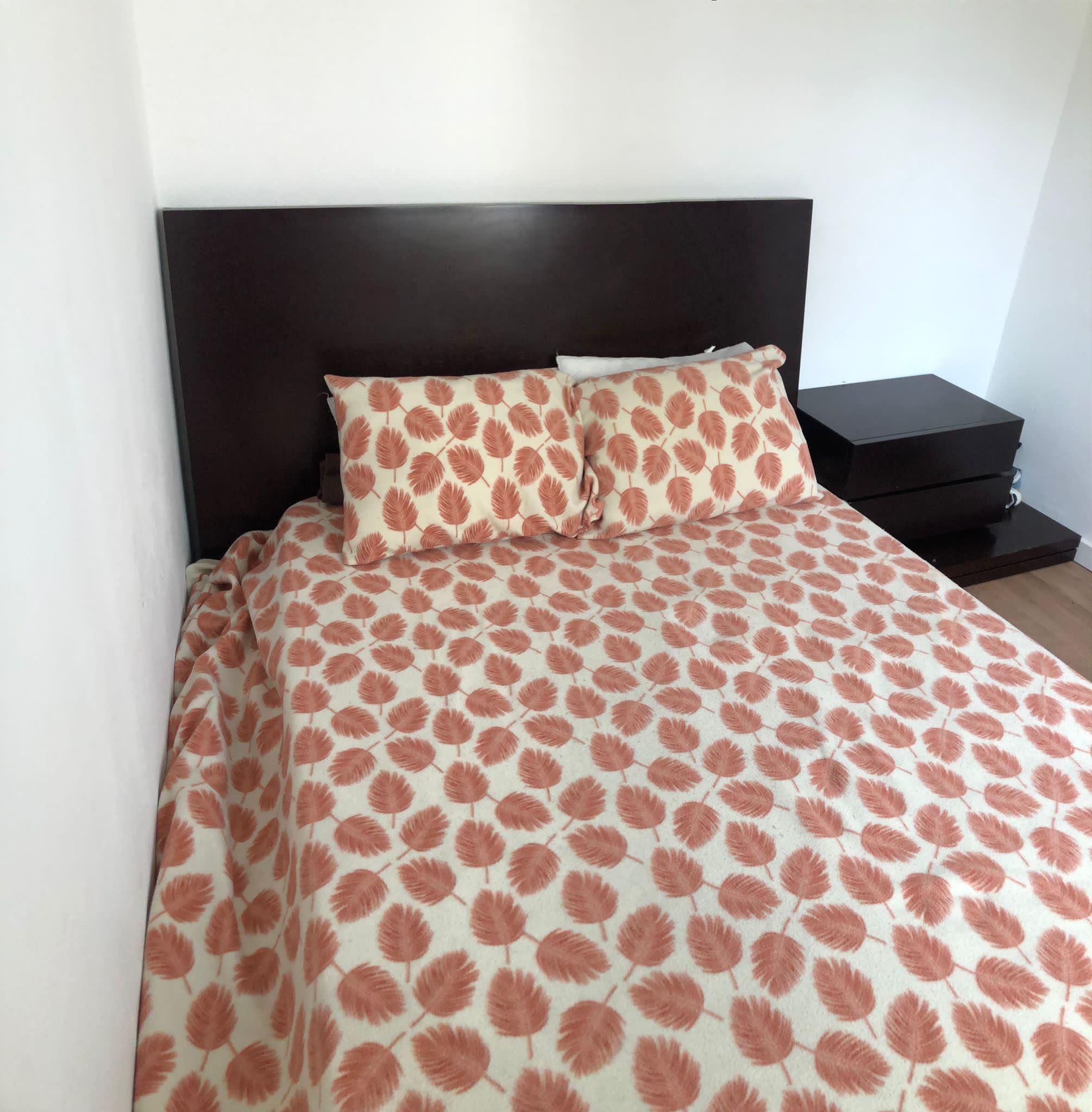 Cama de madeira com colchão