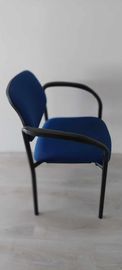 Krzesło wyścielanym kolor niebieski.