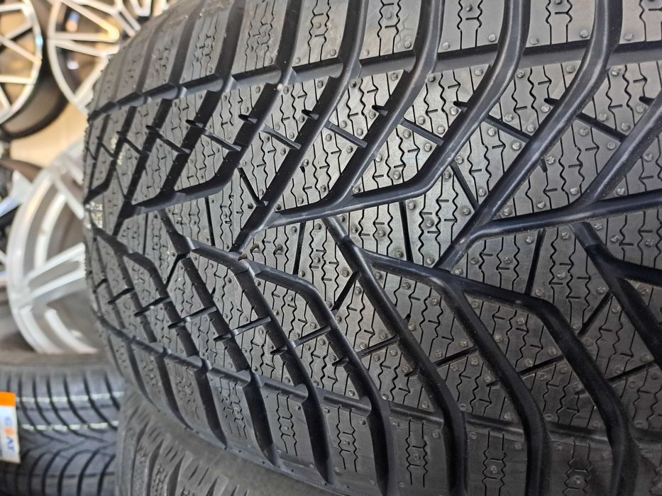 Opony zimowe 215/50R18 92V Yokohama V905 Toyota Yaris Cross i inne