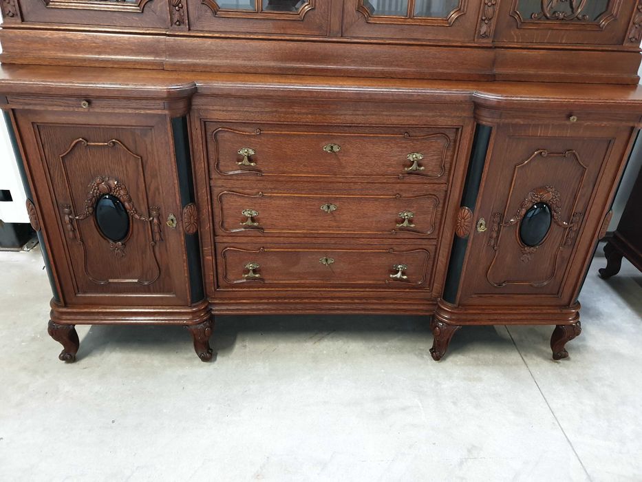 Antyk Ślicznie zdobiony dębowy kredens bufet. Meble z Francji - XIX w